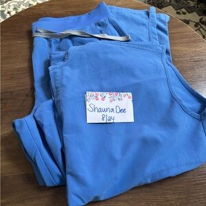 Figs Women's Scrub Set